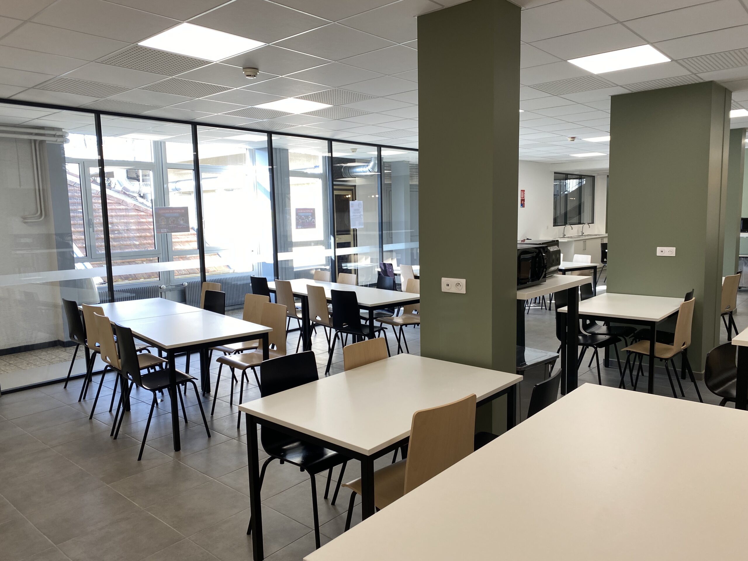 Salle de restauration CFAI Exincourt - Zone de tables